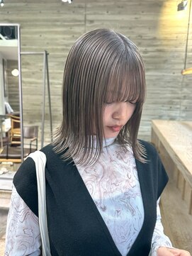 ヲタク(wotaku.) シルバーグレージュグレーダブルカラーケアブリーチ外はねボブ