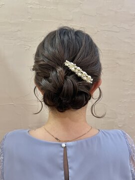 メゾンドムニ 恵比寿(Maison de MUNi) ゆるっとまとめたシニヨンヘアセット恵比寿