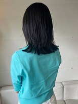 タヴィ(Tavi)&nbsp;黒髪ヘアのミディアムレイヤーカット/くびれヘア/外ハネミディ