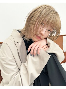 ヤイエ(yiye) 顔周りを切り込んだボブに透明感のあるベージュカラー