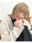 顔周りを切り込んだボブに透明感のあるベージュカラー