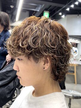 フィフス トウキョウ (fifth TOKYO) 渋谷波巻きパーマメンズカットセンターパートウルフマッシュ