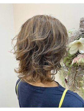 ワイスラッシュジングウ(Y / JINGU) たっぷりハイライトでつくる《白髪ぼかし》