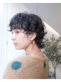 黒髪パーマショートウルフ。
