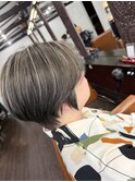 ハイライトを入れて周りと差をつけるこなれ白髪ぼかし