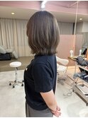 外ハネレイヤーボブ　オリーブグレージュ