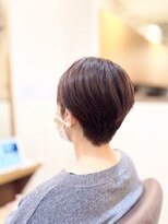 ヘアー グリーン(hair green) レッドブラウンの艶感ショート、上品で女性らしい丸みシルエット