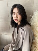 センス(SENSE)&nbsp;前髪をふわっと流すレイヤーミディアムスタイル