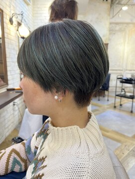 カリーナ(Carina) 〈キシタクヘアー〉刈り上げマッシュ×ハイライト
