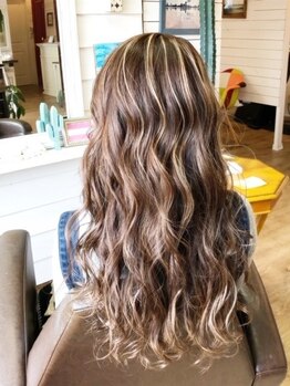 ベルズヘアー(Belle's Hair)の写真/トレンドのデザインカラーもBelle's Hairの髪を傷ませない施術で、ツヤツヤでまとまる仕上がりに！