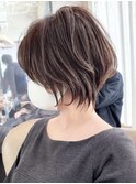 白髪ぼかしハイライト×前下がりショート