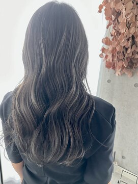 アオゾラヘアーヒカリノモリ(AOZORAHAIR hikarinomori) ハイライトグレージュ 極細ブリーチブリーチ 大人女性の後ろ姿
