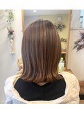 ロブヘアーの外ハネスタイル