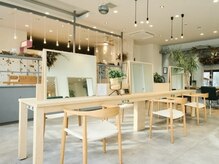 グラッド ナチュラル ヘアー(glad NATURAL HAIR)の雰囲気（光が差し込み、緑が多い店内で自分史上最高に可愛いに出会えます）