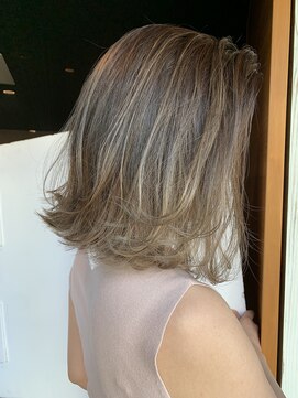 ウィクシー(wixy) 派手すぎないハイライトバレイヤージュ