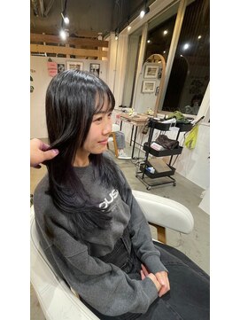 レイヤーで揺れるパープルインナーカラー