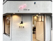 ティラ(tila)の雰囲気(遠くからでも目印になるオシャレなピンクのネオン管のロゴマーク)