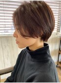 バレイヤージュアッシュカラーツヤ感ノーブル前下がりショート