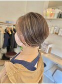 シンプルながら目を引く大人ショートボブ