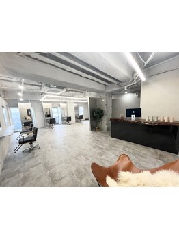 こだわり抜いた高い技術と上質な空間でより美しく。大人女性の髪に向き合い今までにない艶感を叶えます