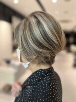 白髪を明るく染めるだけだとぼやけて見えてしまうのが嫌なら…
