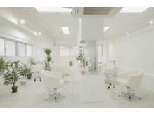 メンズサロン ルーツ 巣鴨(メンズサロン roots)の雰囲気（白基調の清潔感のある店内）