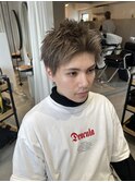ブリーチカラーのスパイキーショート