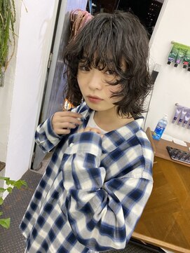 キュエ(qiie) 斜めバング/デザインカラー/グレージュカラー/シルキーベージュ