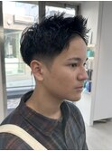 スパイキーショートコンマヘアアップバングツーブロック眉毛