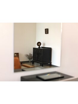 オーナー自ら厳選したこだわりのインテリアが並ぶスタイリッシュな空間☆本物志向の方のためのサロン－。