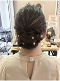 編み込み×パールアクセで魅せるクラシカルシニヨン