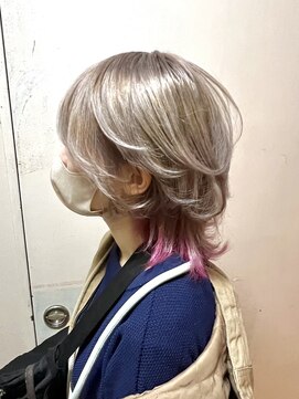 マエストロ(Maestro) 前髪長め ミディアムウルフのインナーカラー ピンク