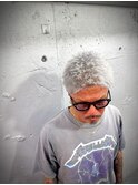 短髪　フェードカット　スキンフェード　メンズシルバー