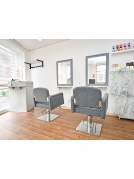 大型店が苦手な方にも人気♪白と木材を基調としたゆったりとした空間で、あなたのためのサロンタイム◎