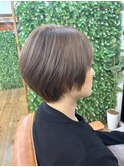 シルバーアッシュの透け感ショート