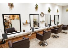 ヘアールーム アート(hair room a to by NYNY)の雰囲気（開放感のある店内でゆったりとした時間をお過ごしください）