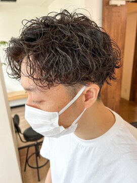 ウェイビーエフティフィフス 横浜西口(WAVEY ft.fifth) 波巻きパーマセンターパートツイストパーマメンズマッシュパーマ