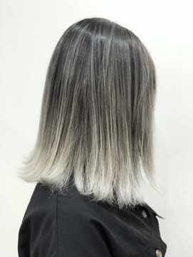 リーラ(Lila) バレイヤージュ×ホワイト×ボブ