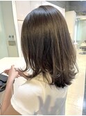セミロングでオリーブカラー