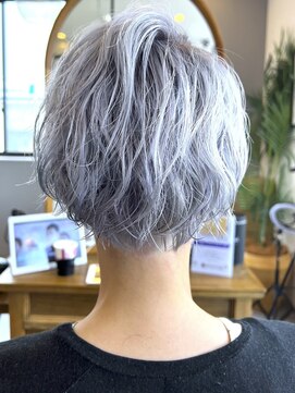 ブレイズヘアー(BLAZEhair) ゆるふわショート×ホワイトシルバー×ブリーチ２回