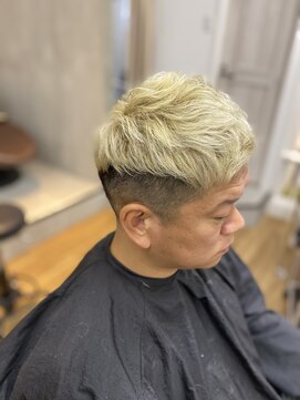 アンダーバーホワイトモデ 河内長野(_WHITE mode) ☆ 金髪　2ブロック