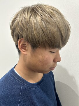 ヒュイル バイ ニアウ(Hwyl by Niau) メンズマッシュツーブロックミルクティーニュアンスパーマ眉毛