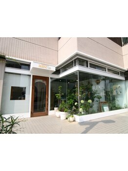 マンツーマン施術で、髪の悩みに寄り添い解決へと導きます♪カットメニューにヘッドマッサージ付きです！