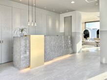アース コアフュールボーテ 長野稲田店(EARTH coiffure beaute)の雰囲気（受付から特別体験が始まる。心躍るサロン時間を。）