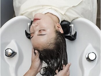 グリンプス 大濠店(Glimpse)の写真/【大濠公園駅4分】炭酸の力で毛穴の汚れやにおいを除去し,頭皮環境を整えてサラっとした髪の毛へ導きます☆