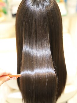 髪の芯から潤い、艶のある髪へ…♪一人一人のダメージレベルに合わせて施術するから、理想の美艶ヘアに。