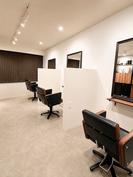 シア 富雄店(Sia.)の写真/大型サロンの雰囲気が苦手な方にピッタリなサロン。少人数だからこそ悩みを打ち明け、改善出来ます。