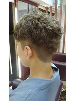 エルモレナータ(Hair lounge Elmorenata)&nbsp;強いクセもパーマ風に＆シルバー系カラーで夏のメンズショート☆