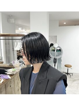 プラグ(Plug) ミニボブ外ハネ切りっぱなし黒髪かき上げ30代40代50代