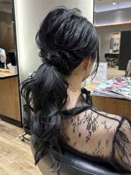 TOKO ゆるふわローポニーテール ヘアセット
